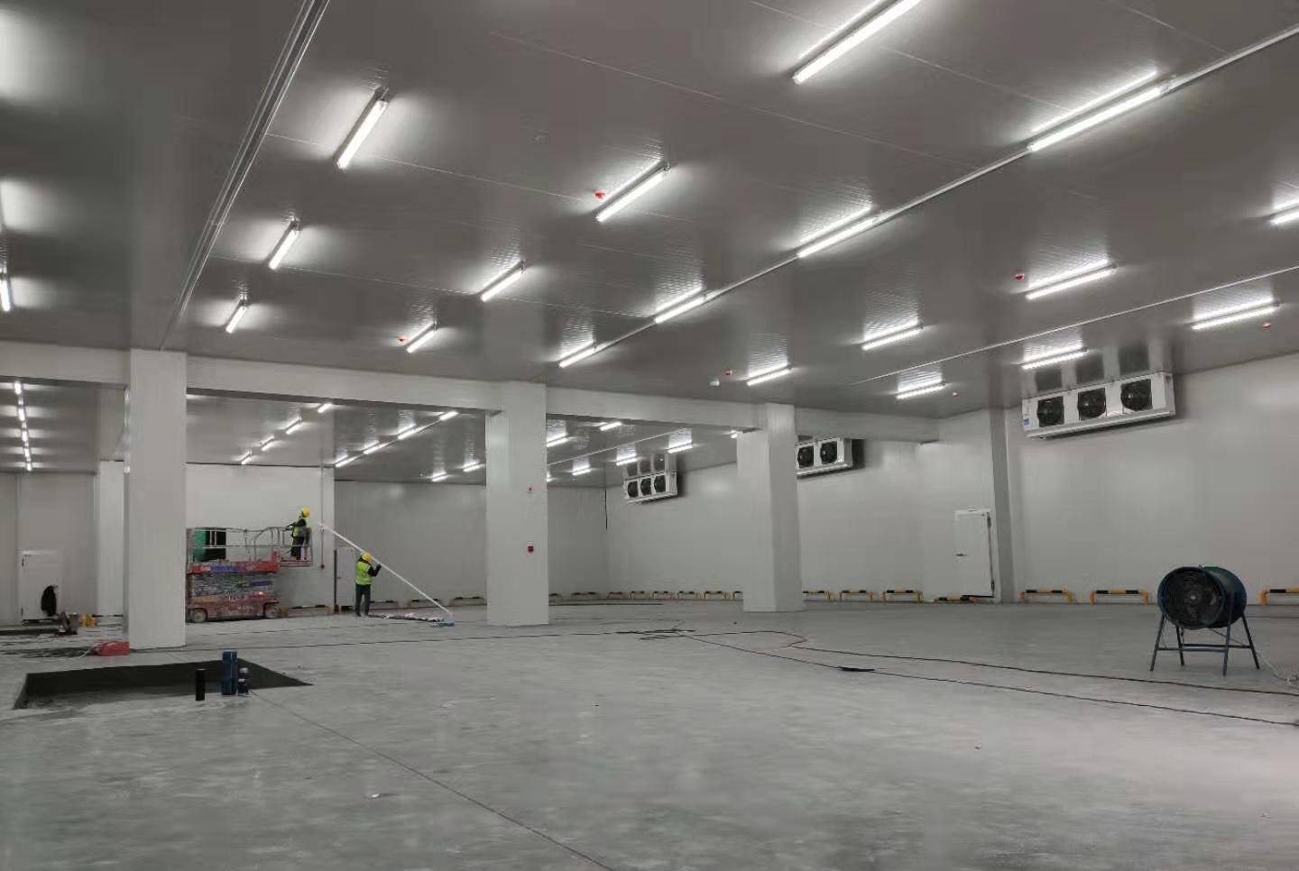 城市周邊建造一個(gè)8800平生鮮電商冷庫(kù)設(shè)計(jì)安裝費(fèi)用？