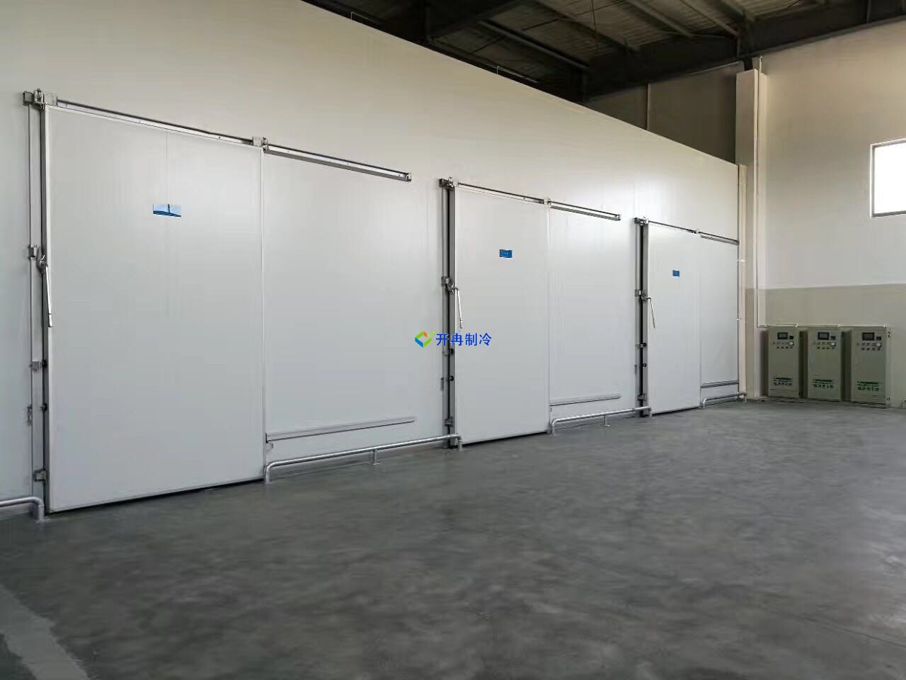 安裝一個(gè)-18℃低溫冷凍庫(kù)設(shè)備，耗電量kw/小時(shí)